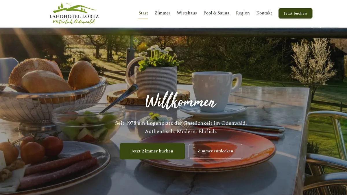 Startseite des Landhotel Lortz: Frühstückstisch auf der Terrasse mit Blick ins Grüne, darüber der Schriftzug Willkommen und die Buttons Jetzt Zimmer buchen und Zimmer entdecken