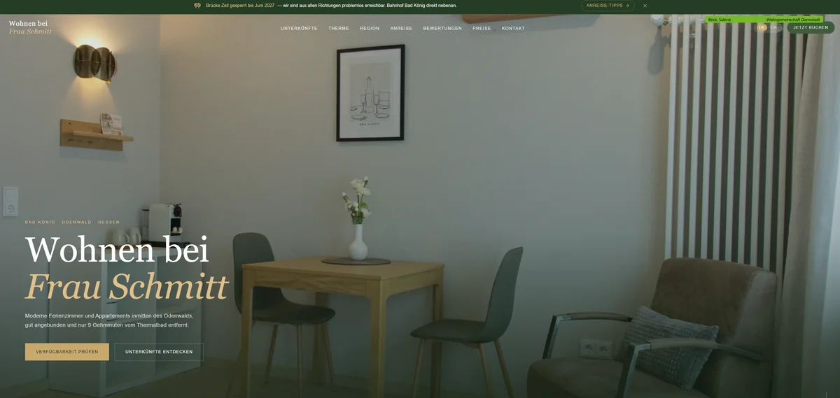 Wohnen bei Frau Schmitt – Startseite mit Hero-Bereich und Apartment-Ausblick
