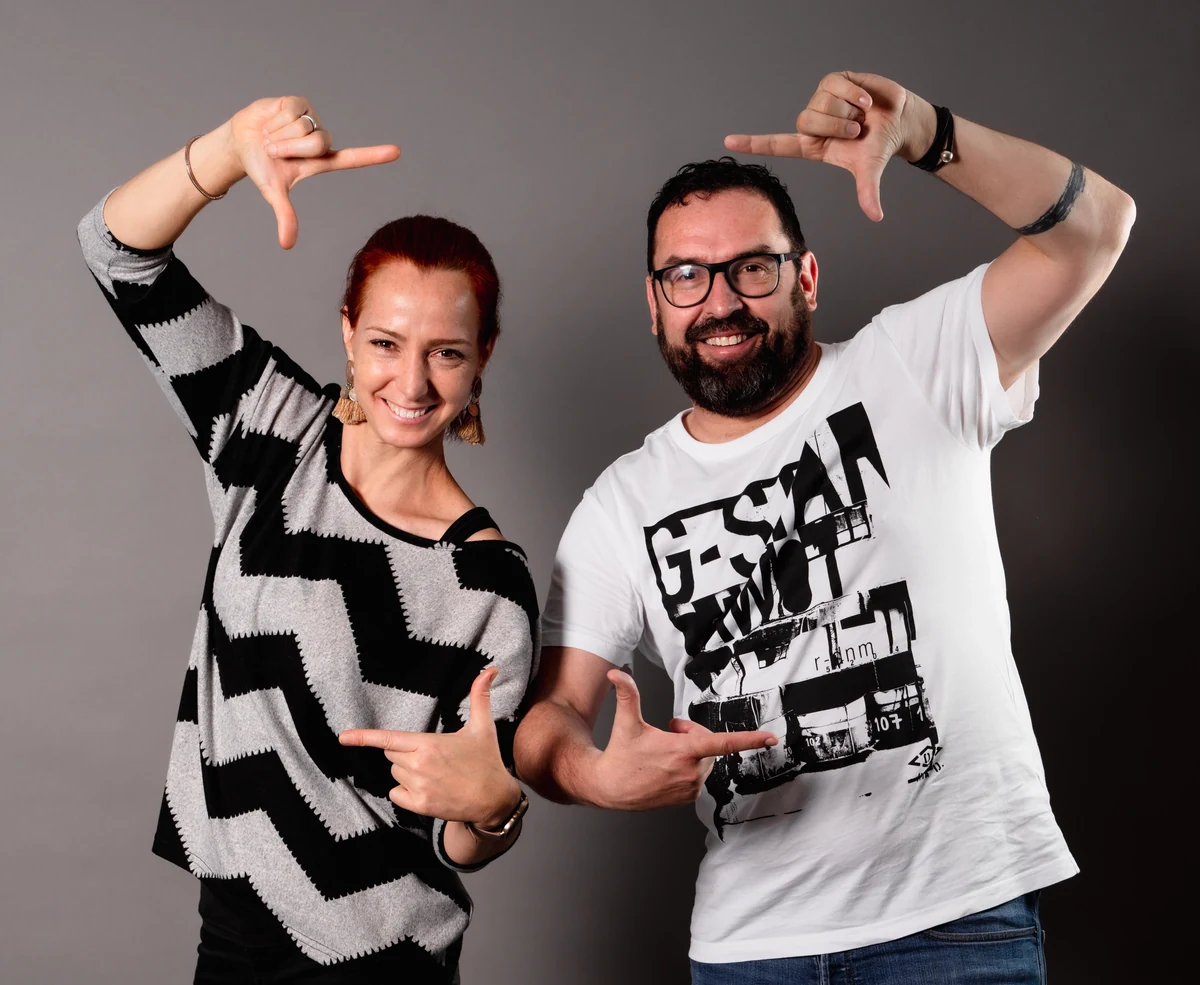 Frank Kirsch und Sabine Böck – smartline Digitalagentur Bad König, mit Händen einen Bildausschnitt rahmend